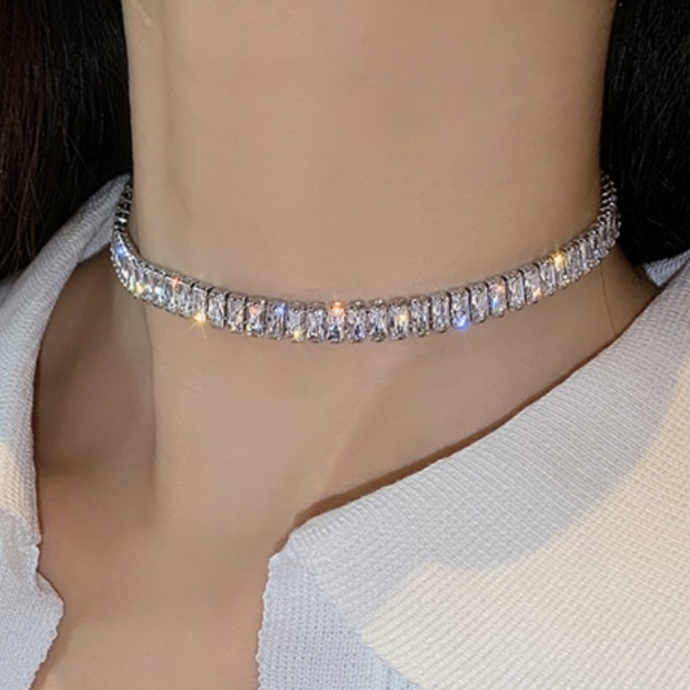 ¥ BAGUETTE 18K WHITE GOLD DIAMOND NECKLACE